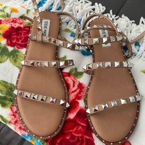 New without box Steve Madden studded ankle sandals in tan